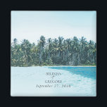 Imán Palmeras de acuarela tropical y boda de playa<br><div class="desc">Las bonitas palmeras tropicales acuáticas y el diseño de bodas en la playa. Un diseño único con palmeras y un paisaje de playa tropical como telón de fondo. Un moderno destino veraniego, diseño de bodas con palmeras y modernos tonos de Boho. Un elegante imán de boda favorece el diseño con...</div>