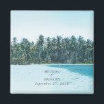Imán Palmeras de acuarela tropical y boda de playa<br><div class="desc">Las bonitas palmeras tropicales acuáticas y el diseño de bodas en la playa. Un diseño único con palmeras y un paisaje de playa tropical como telón de fondo. Un moderno destino veraniego, diseño de bodas con palmeras y modernos tonos de Boho. Un elegante imán de boda favorece el diseño con...</div>