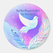 Paloma blanca con plumas rosas y azules