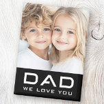 Imán Papá, nos encanta la foto de tu padre.<br><div class="desc">Un imán frigorífico con el texto "Dad" en una letra moderna con el texto de personalizable "we love you" (te queremos) debajo. Arriba hay una plantilla de fotos de personalizable. Los colores predeterminados son negro y blanco,  pero todos los colores se pueden personalizar en la herramienta de diseño.</div>