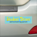 Imán Para Coche Funny Blue Student Driver<br><div class="desc">Magnate de autos de los estudiantes gracioso hecho en azul cielo,  con texto amarillo y negro gracioso leyendo Conductor Estudiantil y padre gritando. Personalice el texto para leer lo que desee. Ideal para informar a los demás que su hijo está aprendiendo a conducir.</div>