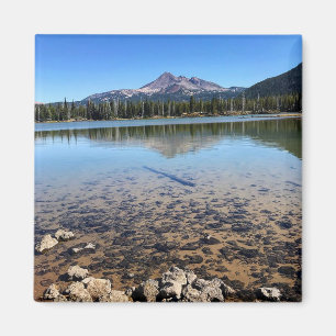 Imán Paraliza lago con vistas a un pozo roto, Oregón