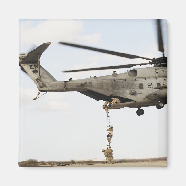 Imán Pararescudos de la Fuerza Aérea llevan a cabo un i (Frente)