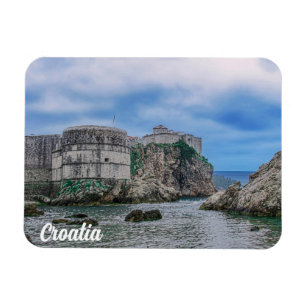 Imán Paredes de fortaleza, costa rocosa y mar en Croaci