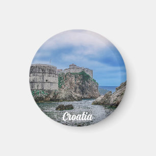 Imán Paredes de fortaleza, costa rocosa y mar en Croaci