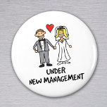 Imán Pareja boda - Bajo Nueva Gestión<br><div class="desc">Un lindo personalizado de una pareja recién casada con el título de "bajo una nueva administración". ¿Es la novia o el novio el que lleva los pantalones en el matrimonio? Ideal para un regalo de boda,  o para vestirse en luna de miel.</div>