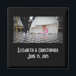 Imán Pareja boda en un estilo retro 50 diner<br><div class="desc">Una linda foto de una novia y se arreglan las piernas y los pies. Usando su elegante vestido de boda, con zapatillas de correr casuales. Tiene zapatillas negras y las suyas son vibrantes de color rosa bubblegum! El contraste entre el blanco y el negro y los zapatos rosados hace que...</div>