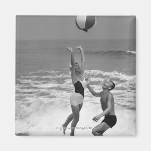 Imán Pareja jugando con una bola de playa
