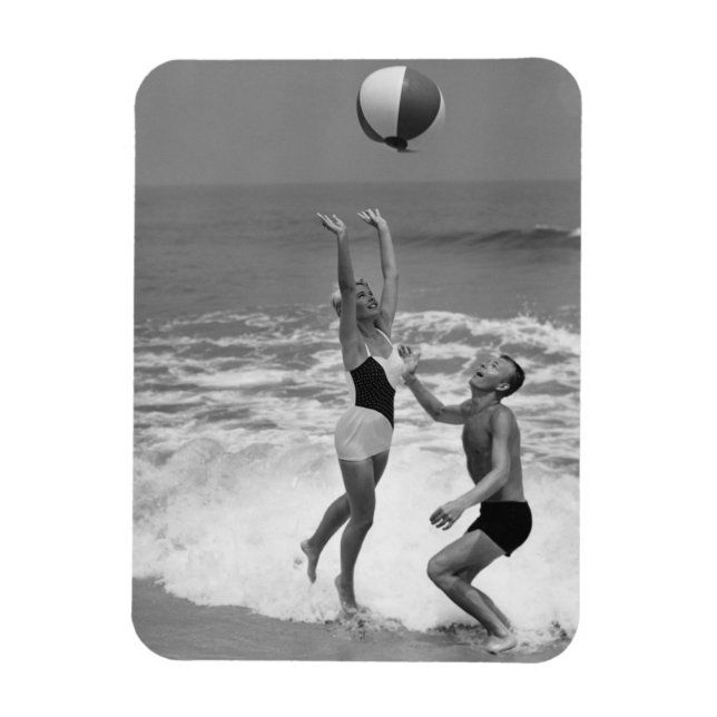 Imán Pareja jugando con una bola de playa (Vertical)