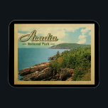 Imán Parque nacional Acadia Viaje de época<br><div class="desc">Imagen del Parque Nacional Acadia,  de estilo vitícola,  que presenta una hermosa vista costera con agua azul,  árboles y un cielo nublado.</div>