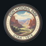 Imán Parque nacional de Zion Ilustracion Viaje Arte<br><div class="desc">Diseño de arte vectorial Zion. El parque es una reserva natural del suroeste de Utah que se distingue por los acantilados rojos pronunciados del cañón de Zion.</div>