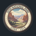 Imán Parque nacional de Zion Ilustracion Viaje Arte<br><div class="desc">Diseño de arte vectorial Zion. El parque es una reserva natural del suroeste de Utah que se distingue por los acantilados rojos pronunciados del cañón de Zion.</div>