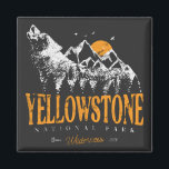 Imán Parque nacional Yellowstone Montañas Wolf<br><div class="desc">Diseño vintage Yellowstone US National Park Wolf, Mountains & Adventure. Gran diseño de prendas de vestir para personas que aman el acampada al aire libre, el camper, el senderismo, el viaje por carretera, el viaje familiar, el viaje de verano. El lugar perfecto para usar mientras planea un viaje por la...</div>