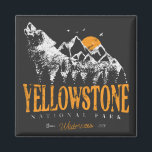 Imán Parque nacional Yellowstone Montañas Wolf<br><div class="desc">Diseño vintage Yellowstone US National Park Wolf, Mountains & Adventure. Gran diseño de prendas de vestir para personas que aman el acampada al aire libre, el camper, el senderismo, el viaje por carretera, el viaje familiar, el viaje de verano. El lugar perfecto para usar mientras planea un viaje por la...</div>