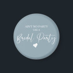 Imán Partido Británico de Caligrafía minimalista<br><div class="desc">El diseño presenta un guión moderno de caligrafía delgada con la frase "No es ningún Fiesta como una fiesta nupcial" en un fondo de color azul nublado. Ideal para la soltera y la fiesta nupcial para que la novia esté.</div>