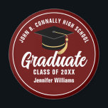 Imán Partido de Graduación Maroon White Graduate Person<br><div class="desc">Este moderno imán para la fiesta de graduación de personalizados blancos y marrones presenta su nombre de instituto o universidad para la clase de 2025. Personalizar con tu año de graduación bajo el audaz guión manuscrito y el gorro grad para grandes favores conmemorativos de graduados personalizados.</div>