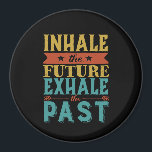 Imán Pasado el inspirador período de exhalación para el<br><div class="desc">Cita de motivación inspiradora para mantenerte inspirado y motivar a otros a tu alrededor. Hermoso dicho sobre dejar pasar los fracasos del pasado y las malas experiencias para abrazar el futuro y todas las posibilidades. Respiración. Inhalar el futuro. Exhalar el pasado. El color de fondo se puede personalizar según el...</div>