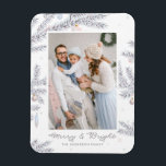 Imán Pastel de Agujas de Pino Escarchado Merry & Bright<br><div class="desc">¡Que tus vacaciones sean alegres y luminosas! Envíe saludos y deseos de vacaciones a la familia y amigos con este imán de fotos de personalizable. Cuenta con agujas de pino escarchado de color pastel, adornos y copos de nieve. Personalice agregando nombres y fotos. Este imán de vacaciones pastel es perfecto...</div>