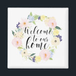 Imán Pastel Spring Floral Wreath Bienvenidos A Nuestra<br><div class="desc">Imán caprichoso y elegante con flores de color pastel y caligrafía moderna,  "Bienvenido a nuestro hogar".</div>