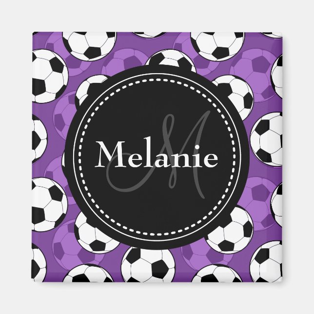 Imán Patrón de bolas de fútbol negro morado monogramado (Frente)