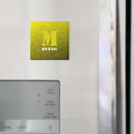 Imán Patrón de malla geométrica amarilla Monograma<br><div class="desc">Monograma Personalice con su personalizado inicial y su nombre. Patrón de malla geométrica gradiente amarillo triángulos sombríos. Malla geométrica de triángulo con diseño de gradiente oscuro fresco.</div>