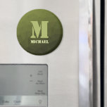 Imán Patrón de malla geométrica verde del ejército Mono<br><div class="desc">Monograma Personalice el regalo para él con su personalizado inicial y su nombre. Patrón de malla geométrica del gradiente de oliva verde del ejército. El gradiente verde del ejército de la malla geométrica triángulos sombríos. Hué verde de oliva oscura para el uniforme de soldado, camo. Mide paisajes militares naturales, resistencia,...</div>
