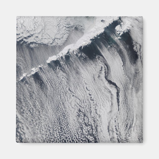 Imán Patrones de nubes visibles sobre la isla de Aleuti (Frente)