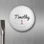 Imán Pelota de golf con número rojo de nombre negro<br><div class="desc">Un patrón deportivo y masculino para los chicos y chicos de tu familia. Este diseño deportivo es perfecto para cualquier atleta. Parece una foto de una pelota de oro. Puede usar esto como un favor de cumpleaños feliz e incluir el número de años en el área de números.</div>