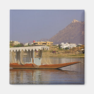 Imán Pequeño barco, lago Pichola, Udaipur, India.
