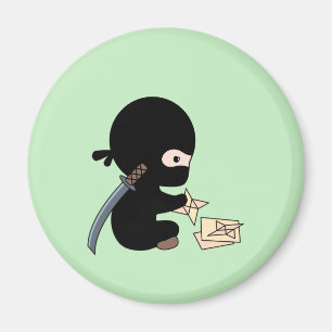 Imán Pequeño ninja haciendo estrella de lanzamiento de