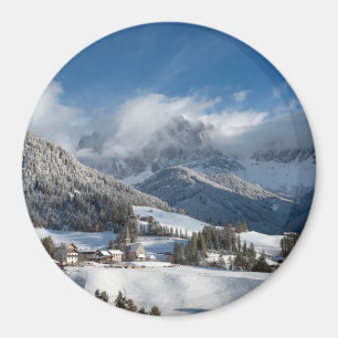 Imán Pequeño pueblo con las montañas de las dolomías