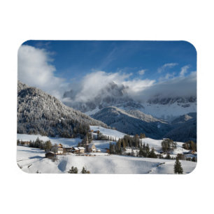 Imán Pequeño pueblo con las montañas de las dolomías