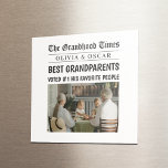Imán Periódico personalizado | El regalo de los mejores<br><div class="desc">¡Haga que su descanso para el café sea extra especial con esta taza de expreso personalizada del "Grandhood Times"! Con una foto personalizado y un gracioso titular falso en el periódico que los nombra como los "Mejores Abuelos", esta encantadora y pequeña taza está llena de corazón. Perfecto para abuelos amantes...</div>
