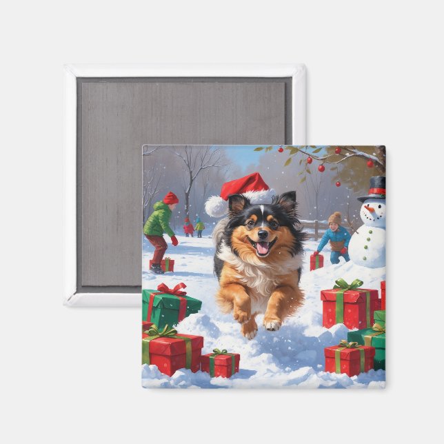 Imán Perro Keeshond corriendo en la nieve con sombrero  (Anverso/Reverso)
