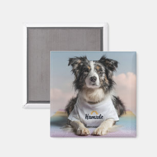 Imán Perro lindo en una camiseta "Namaste" en una alfom