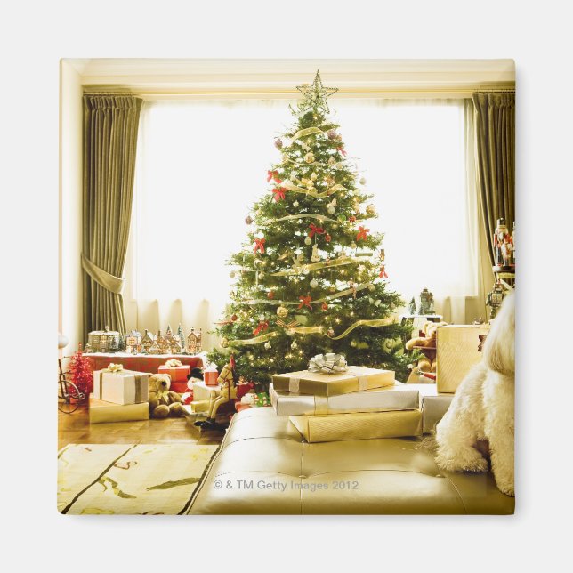 Imán perro posando frente al árbol de Navidad (Frente)