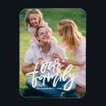 Imán Personalizable de guiones con letras de mano de nu<br><div class="desc">Muestra uno de los momentos especiales de tu familia con un imán fotográfico de personalizable. Este imán fotográfico muestra el guión con letras blancas "nuestra familia". Personalice agregando su foto y texto. Esto será perfecto como regalo de graduación.</div>
