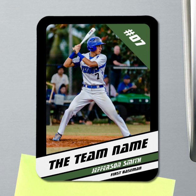 Imán Personalizable de jugador de béisbol verde negro (Baseball Player Magnet in Black with Custom Team Name and White Green Stripes)
