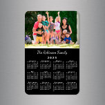 Imán Personalizable Foto y nombre Calendario Negro 2025<br><div class="desc">Personalice un imán del calendario 2025 con las personas que ama. Reemplace la foto de ejemplo y el nombre por el suyo propio en la barra lateral. El texto personalizado está en una fuente moderna de escritura blanca. Debajo hay un pequeño calendario blanco sobre un fondo negro. Hace un gran...</div>