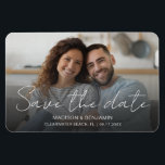 Imán Personalizado de fotos Guardar la participación de<br><div class="desc">Guarde la tarjeta magnética del boda de fotos de fecha 4" x 6" con su foto de compromiso horizontal favorita con "Save The Date" en una hermosa caligrafía de guión y sus nombres primero o primero y apellido, el destino de su boda y la fecha en una simple tipografía moderna....</div>