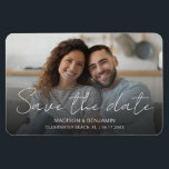 Imán Personalizado de fotos Guardar la participación de<br><div class="desc">Guarde la tarjeta magnética del boda de fotos de fecha 4" x 6" con su foto de compromiso horizontal favorita con "Save The Date" en una hermosa caligrafía de guión y sus nombres primero o primero y apellido, el destino de su boda y la fecha en una simple tipografía moderna....</div>