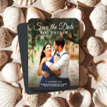 Imán Personalizado de guión clásico - Boda de fotos Gua<br><div class="desc">Minimalista foto clásica Salven el imán del Boda de fecha 🌟 ✨ colección de elegancia intemporal: Boda moderno e invitaciones al aniversario ✨ Celebrar la unión de corazones con nuestra colección "Elegancia sin tiempo" - una cautivadora serie de invitaciones a Boda moderno y aniversario que combinan a la perfección el...</div>