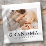 Imán Personalizado de Moda moderna simple vacaciones en<br><div class="desc">El diseño está compuesto por una tipografía moderna de moda con fuentes sans serif y serif. Añade una foto personalizado de la abuela y el año.</div>