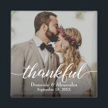 Imán Personalizado elegante foto Boda de guión de agrad<br><div class="desc">Presentamos nuestro Personalizado Elegant Photo Thankful Script Boda Magnet, la manera perfecta de proporcionar a sus huéspedes bodas un recuerdo inolvidable. Este imán cuadrado le permite personalizarlo con su propia foto, nombres y fecha de boda, creando una única y significativa señal de apreciación. Al incorporar tu foto en el imán,...</div>