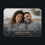 Imán Personalizado Guardar la foto de compromiso del Bo<br><div class="desc">Personalizado Guardar el boda de fotos de fecha 3" x4" Los imanes incluyen su foto de compromiso horizontal favorita con el paisaje repleto de "Save The Date" en una hermosa caligrafía de escritura y sus nombres primero o primero y apellido, el destino de su boda y la fecha en una...</div>