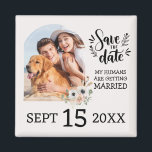 Imán Personalizado Mascota de perro foto boda floral Sa<br><div class="desc">Personalizado Mascota de Perro Foto Floral Guardar imanes de fecha | Boda única Guardar los imanes de fecha con una imagen de perro | "Mis Seres Humanos Se Están Casando" Invitación A La Boda Graciosa Idea Para Los Amantes Del Perro |</div>
