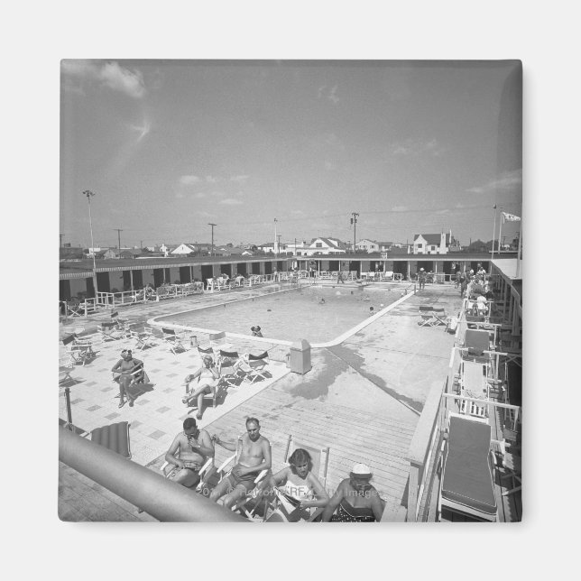 Imán Personas relajantes en la piscina exterior B&W (Frente)