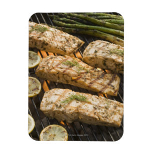 Imán Pescados y espárrago que cocinan en parrilla