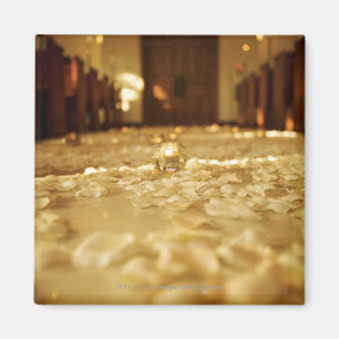 Imán Pétalos de la flor en el piso de la iglesia