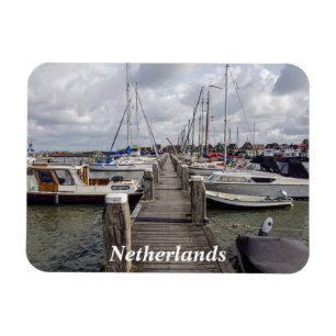 Imán Pier con embarcaciones y yates en Marken Netherlan